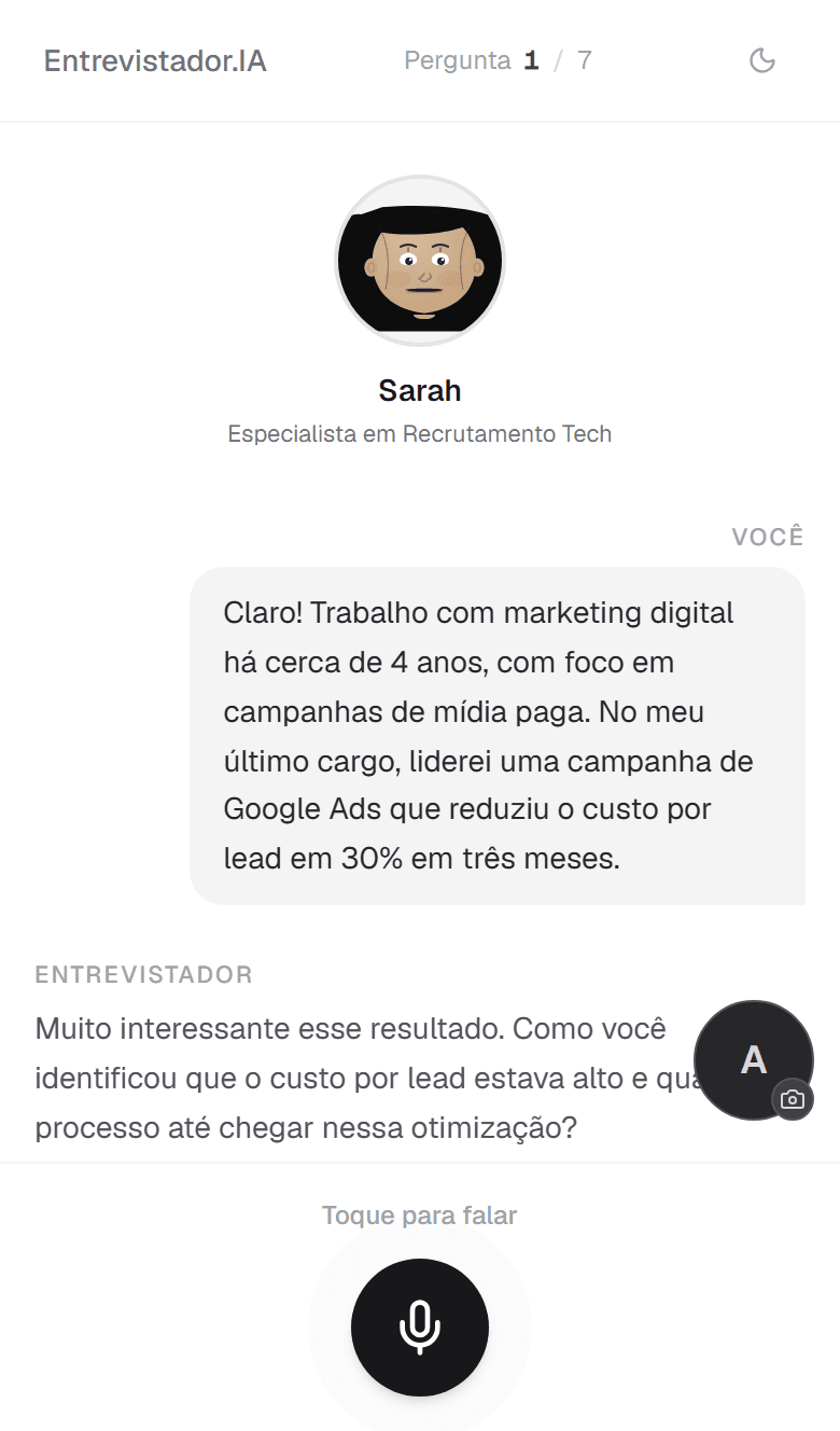 Tela da entrevista no celular com a entrevistadora Sarah e a transcrição da conversa